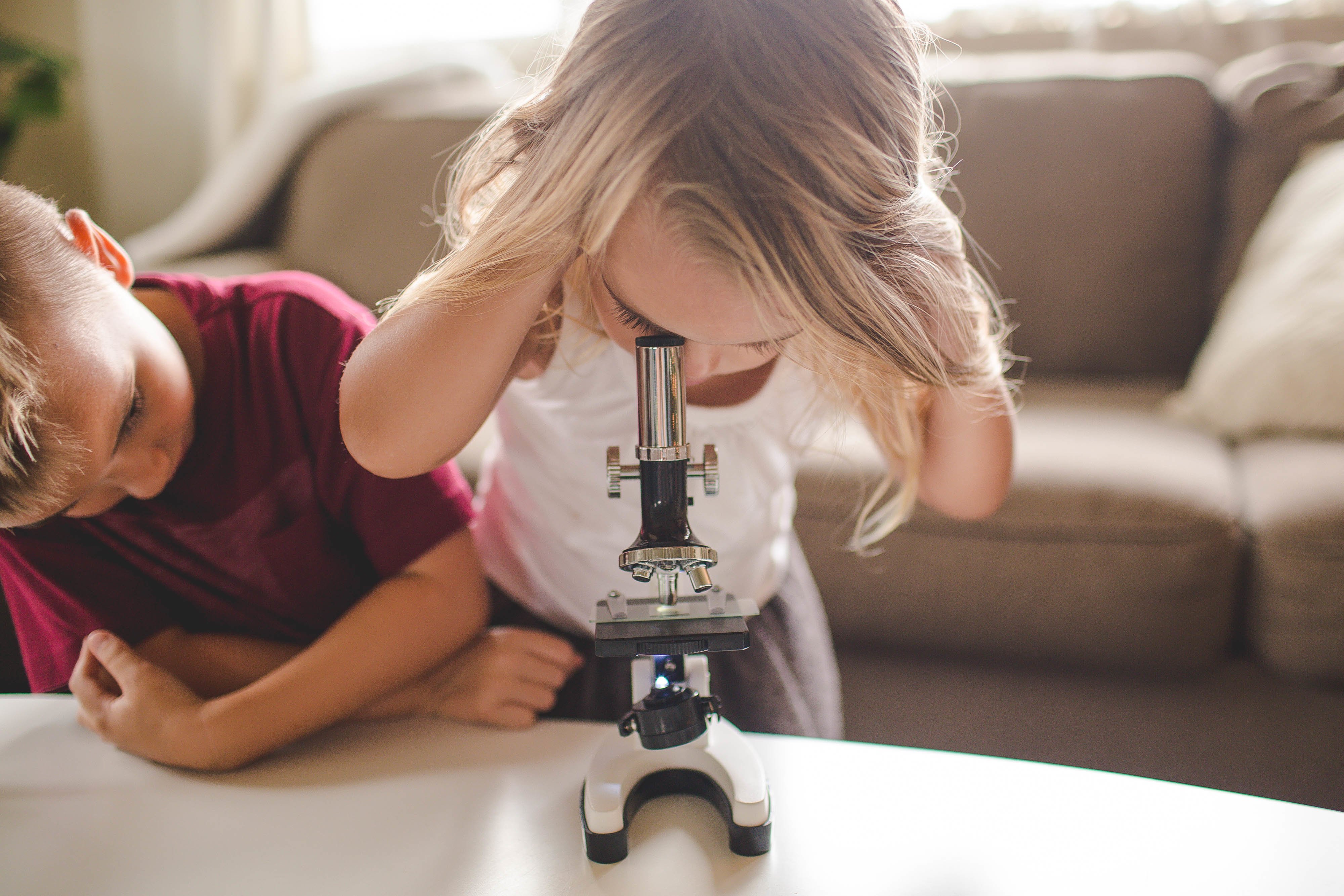 kids-looking-in-microscope_t20_g8r9Ld